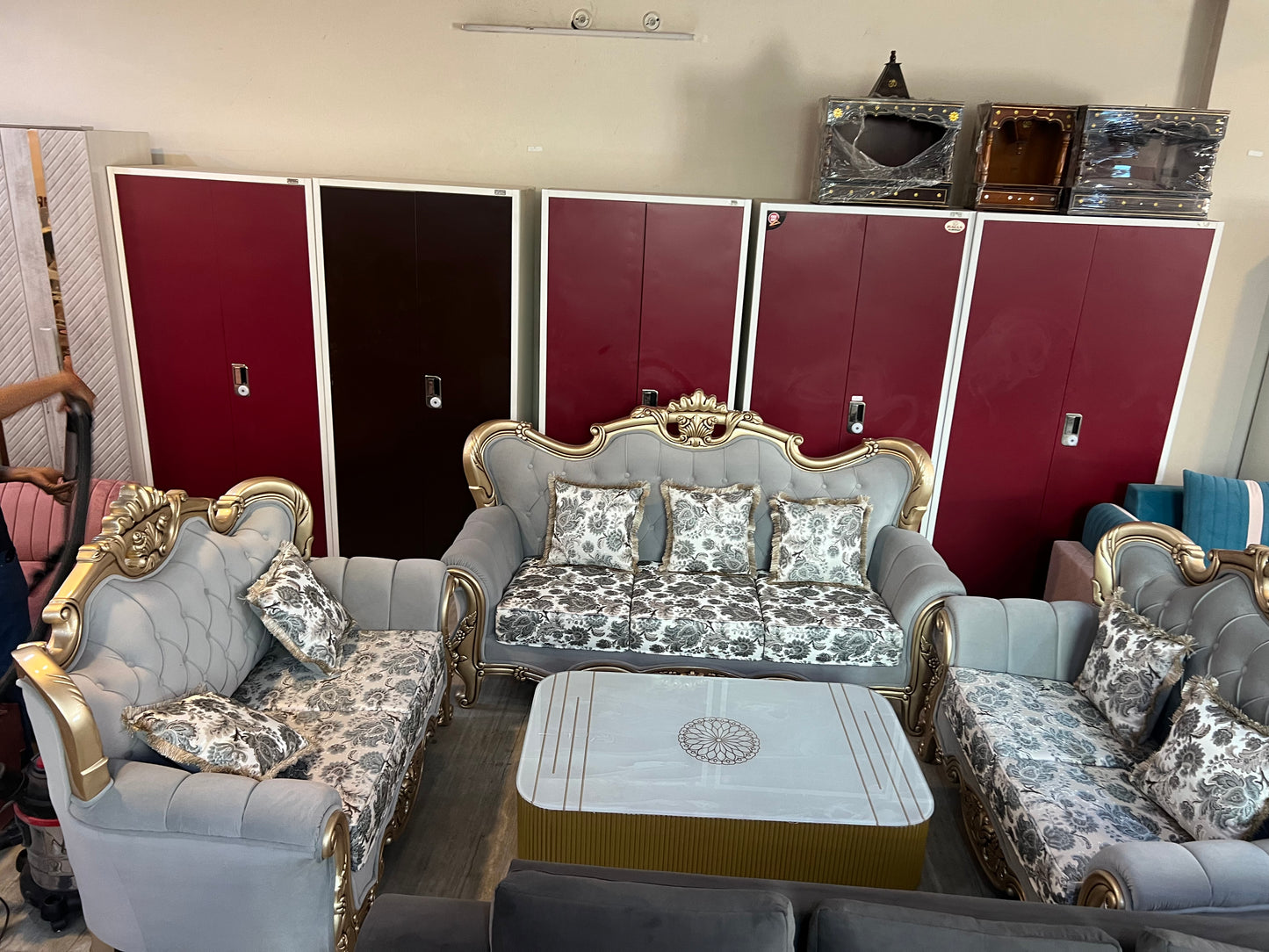 MAHARAJA SOFA SET WITH TABLE