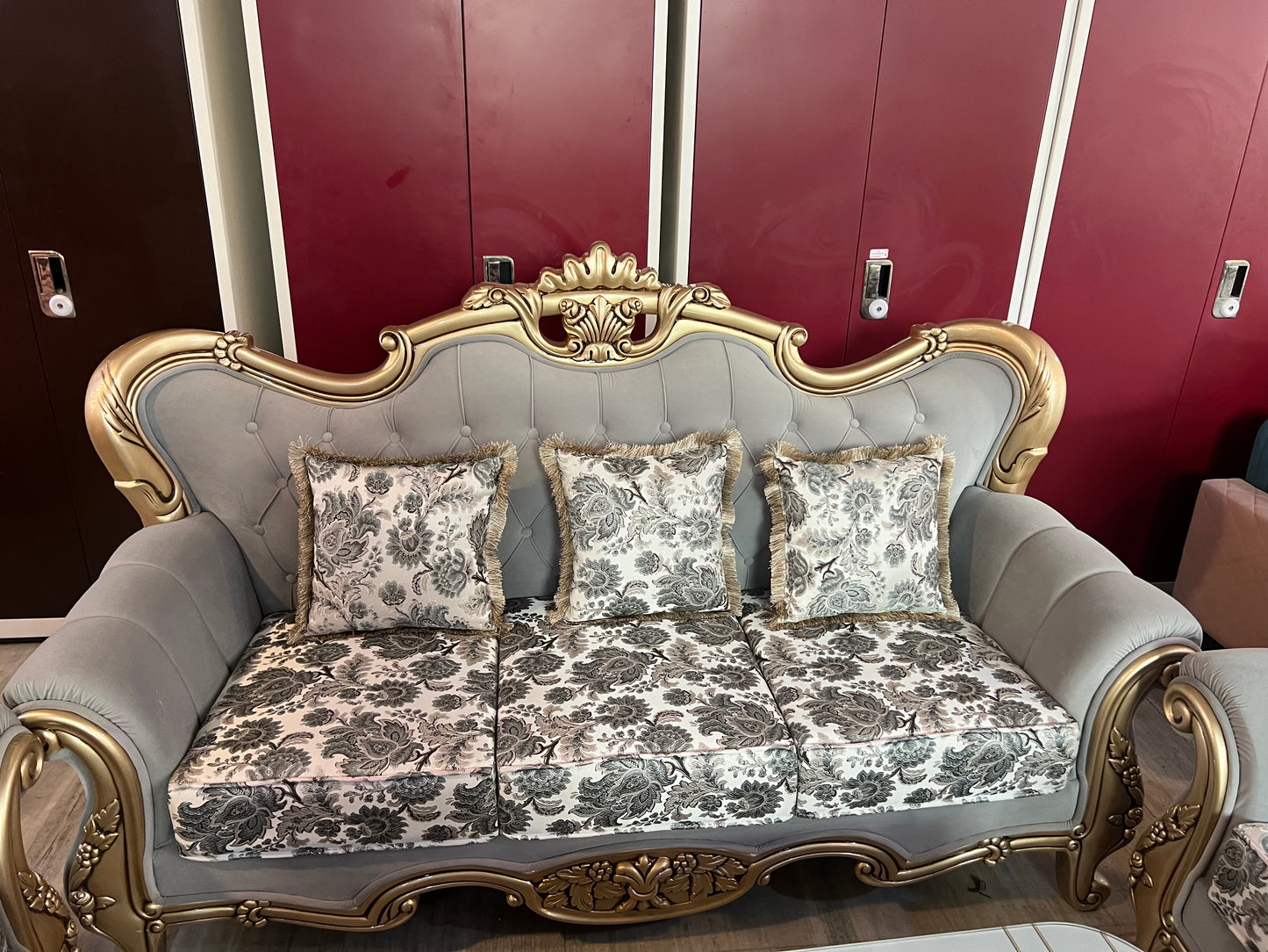 MAHARAJA SOFA SET WITH TABLE