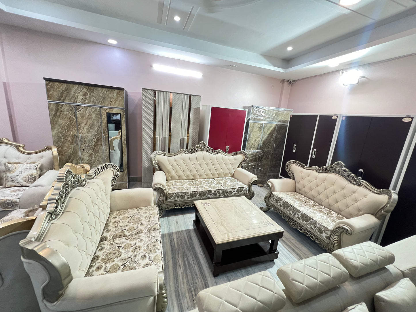 MAHARAJA SOFA SET WITH TABLE